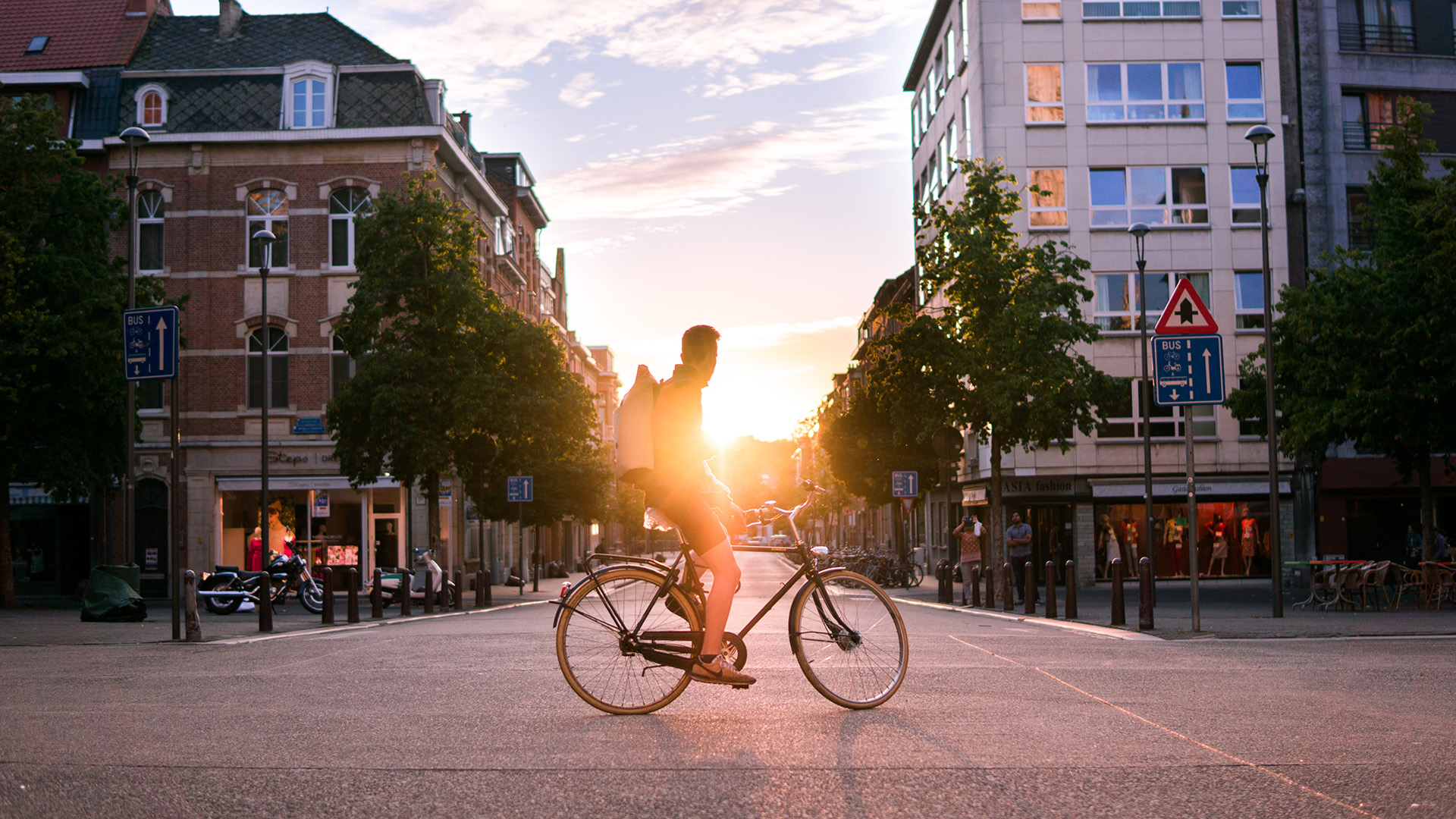 Junger Mann, der morgens mit dem Fahrrad in die Arbeit fährt um Nachhaltigkeit im Arbeitsleben zu fördern