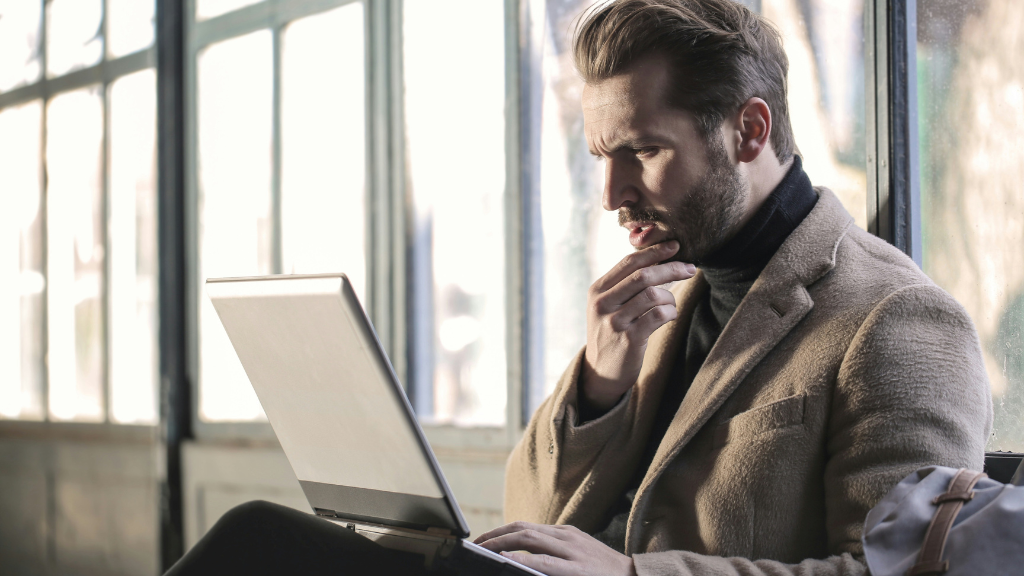 Ein Mann sitzt auf einer Bank und informiert sich über Empfehlungsmarketing