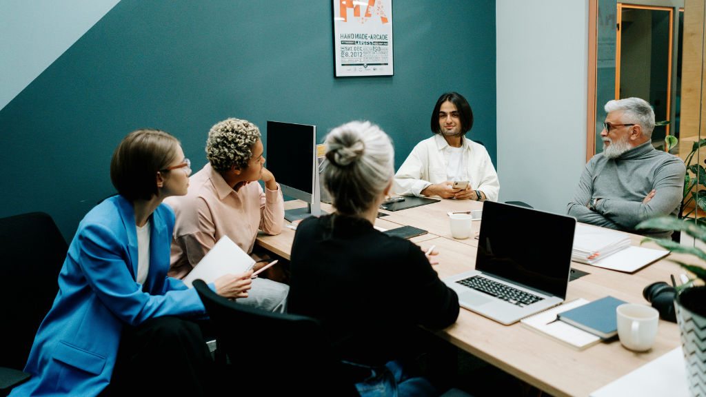 Ein Meeting von Arbeitskolleg:innen um über Empfehlungsmarketing zu sprechen